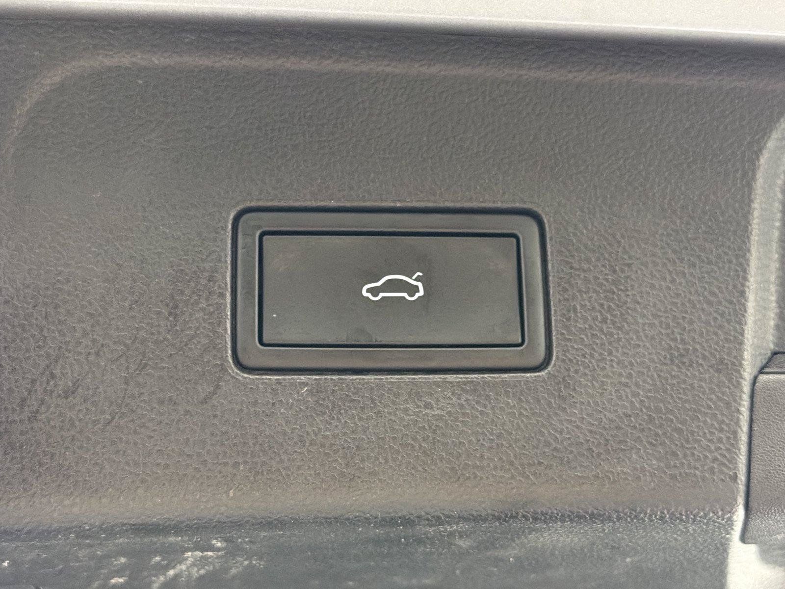 Used 2025 Volkswagen Atlas SE AWD/4WD image 18