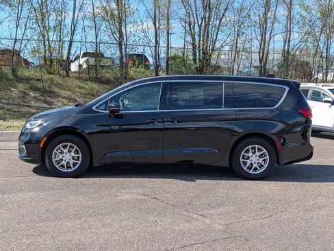Used 2025 Chrysler Pacifica Select FWD image 3