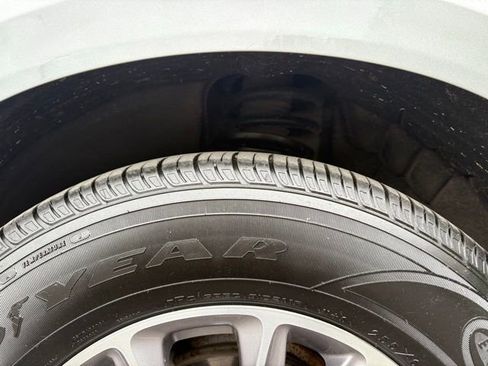 Used 2023 Buick Enclave Essence AWD/4WD image 13