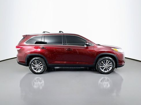 Used 2019 Toyota Highlander XLE FWD image 6