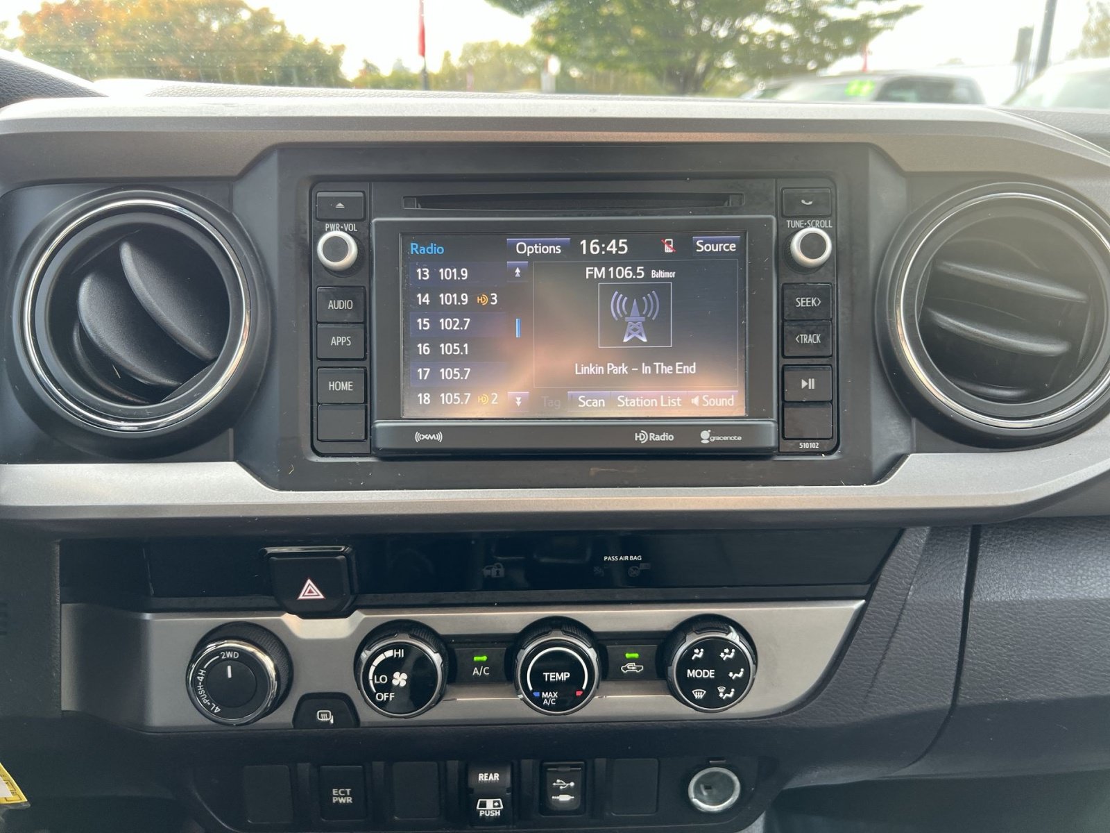 Used 2018 Toyota Tacoma SR5 AWD/4WD image 17