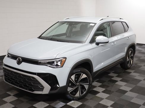 New 2026 Volkswagen Taos SE image 2