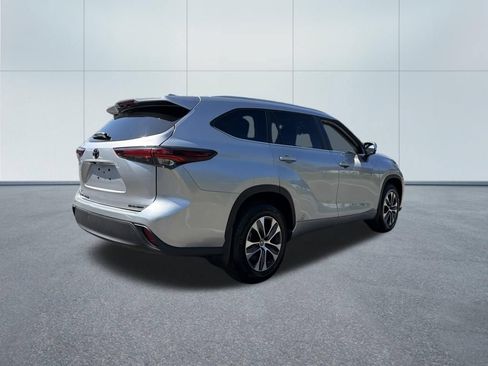 Used 2024 Toyota Highlander XLE AWD/4WD image 5