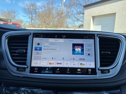 New 2026 Chrysler Pacifica Select image 17