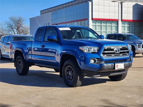 Used 2017 Toyota Tacoma SR5 image 2
