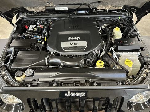 Used 2015 Jeep Wrangler Unlimited Rubicon w/ Connectivity Group AWD/4WD image 9