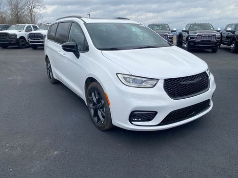 New 2026 Chrysler Pacifica Limited w/ S Appearance Package image 3