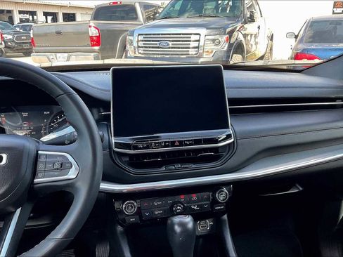 Used 2023 Jeep Compass Limited image 21