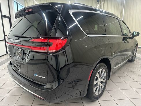 Used 2025 Chrysler Pacifica Pinnacle image 5