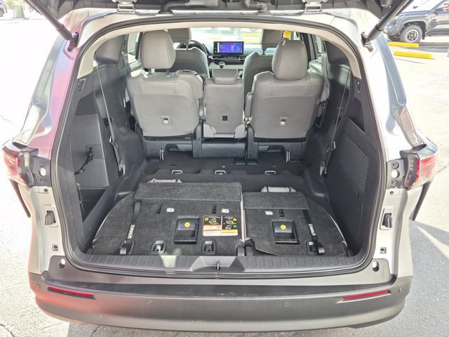 Used 2025 Toyota Sienna XLE FWD image 10