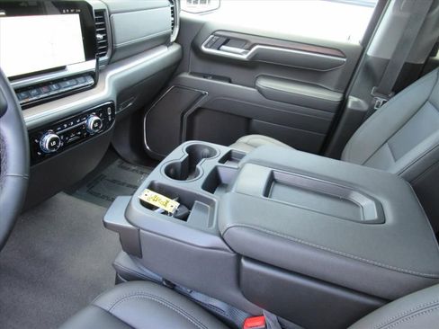 Used 2026 GMC Sierra 1500 SLT AWD/4WD image 15