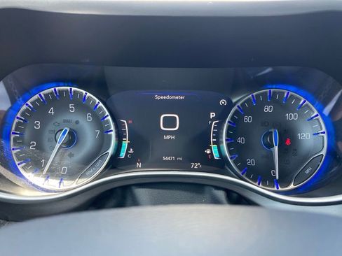 Used 2024 Chrysler Pacifica Touring-L image 15