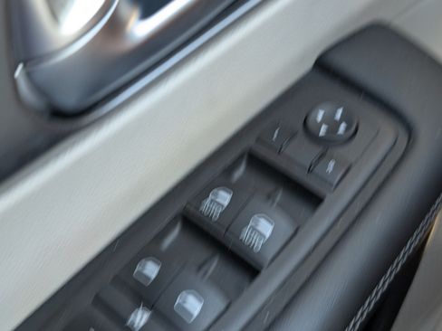 Used 2023 Chrysler Pacifica Touring-L FWD image 7