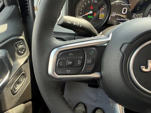 Used 2025 Jeep Wrangler Unlimited Sahara AWD/4WD image 20