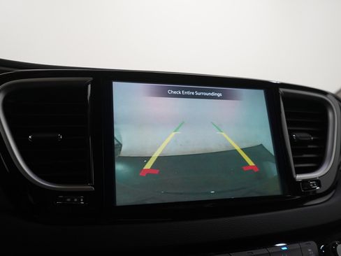 Used 2023 Chrysler Pacifica Touring-L FWD image 29