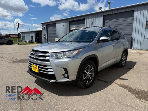 Used 2017 Toyota Highlander XLE AWD/4WD image 3