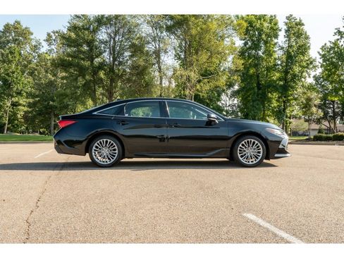 Used 2022 Toyota Avalon Limited w/ Advanced Safety Package FWD image 4