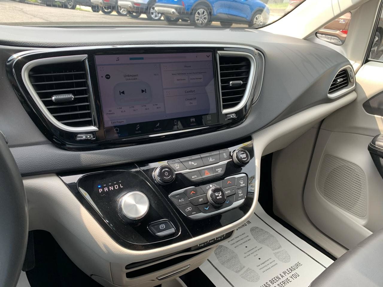 Used 2023 Chrysler Pacifica Touring-L FWD image 15