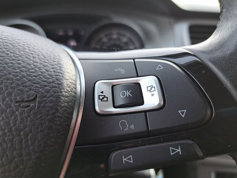 Used 2017 Volkswagen Golf S image 19