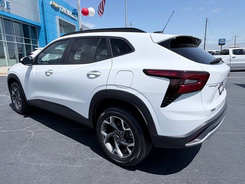 Used 2024 Chevrolet Trax LT w/ LT Convenience Package FWD image 7