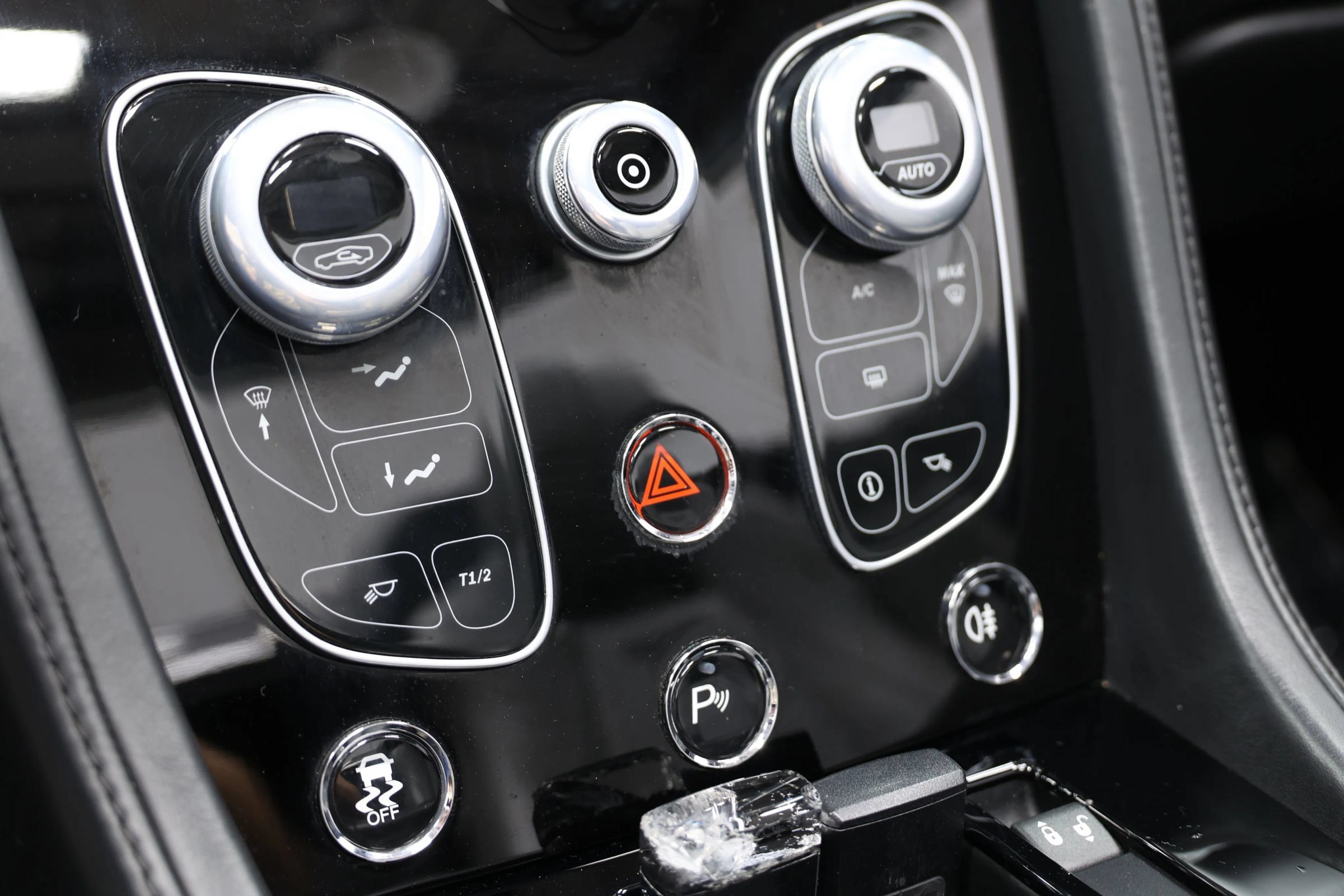 Used 2016 Aston Martin V8 Vantage S RWD image 32