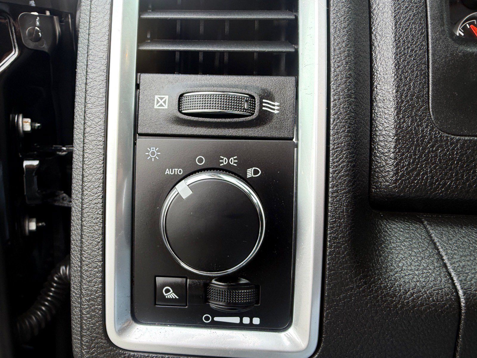 Used 2021 RAM 1500 Classic SLT RWD image 17