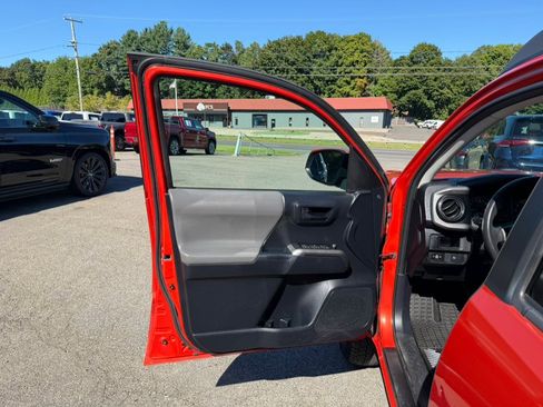 Used 2018 Toyota Tacoma SR5 AWD/4WD image 15