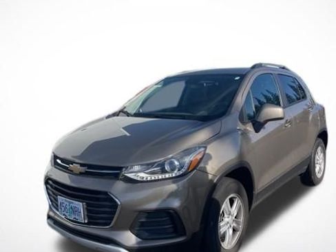 Used 2022 Chevrolet Trax LT w/ LT Convenience Package image 5