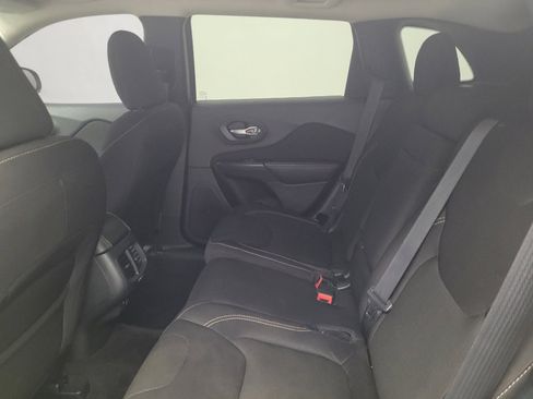 Used 2016 Jeep Cherokee Latitude w/ Cold Weather Group AWD/4WD image 18