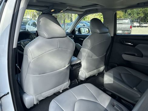 Used 2023 Toyota Highlander XLE FWD image 14