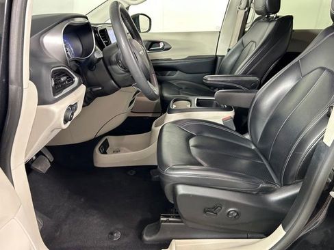 Used 2023 Chrysler Pacifica Touring-L image 16