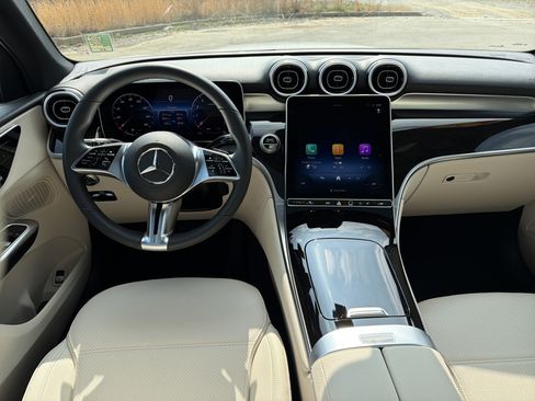 Used 2025 Mercedes-Benz GLC 300 4MATIC image 23