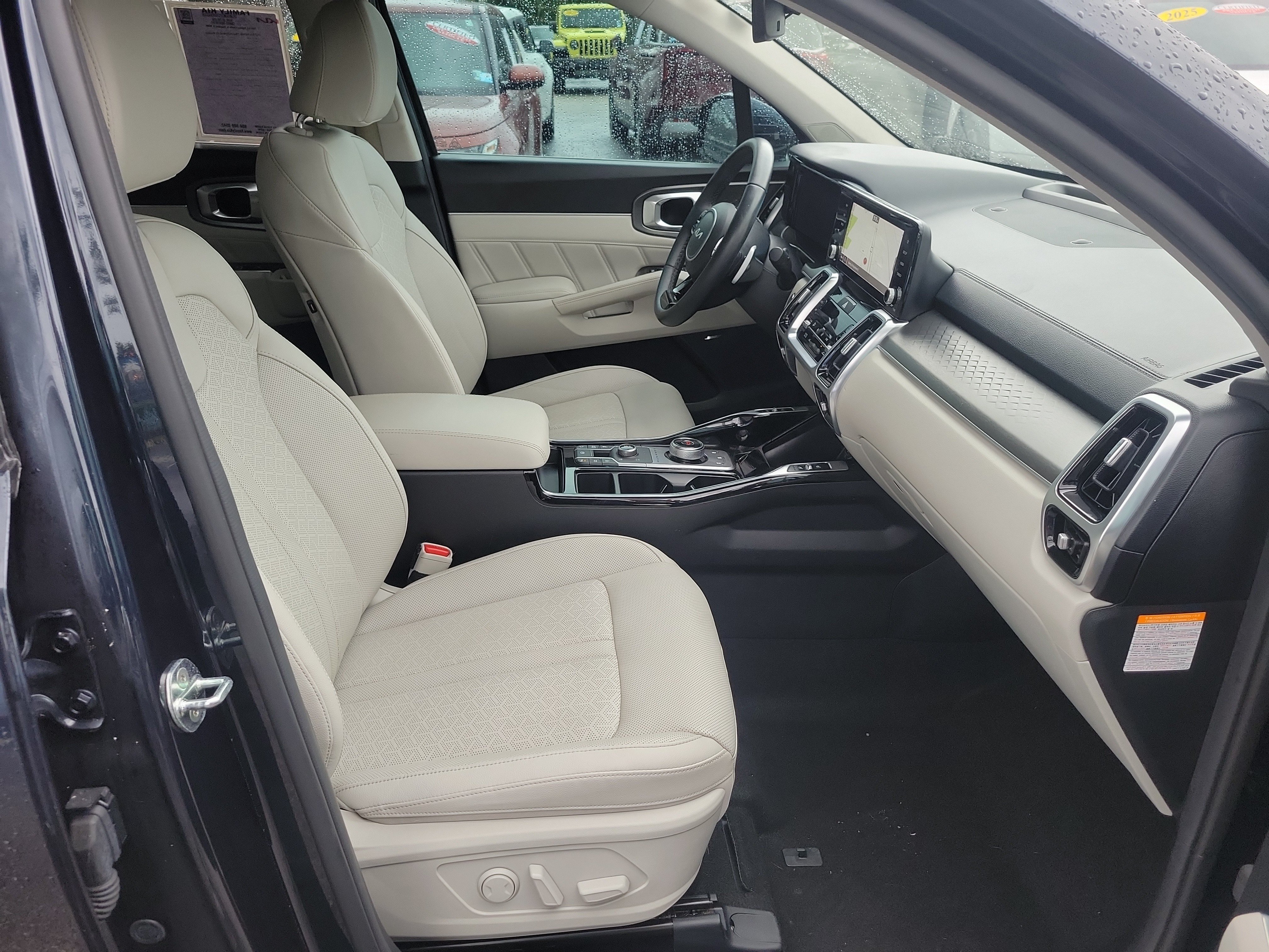 Certified 2022 Kia Sorento SX Prestige w/ Panoramic Sunroof Package AWD/4WD image 5