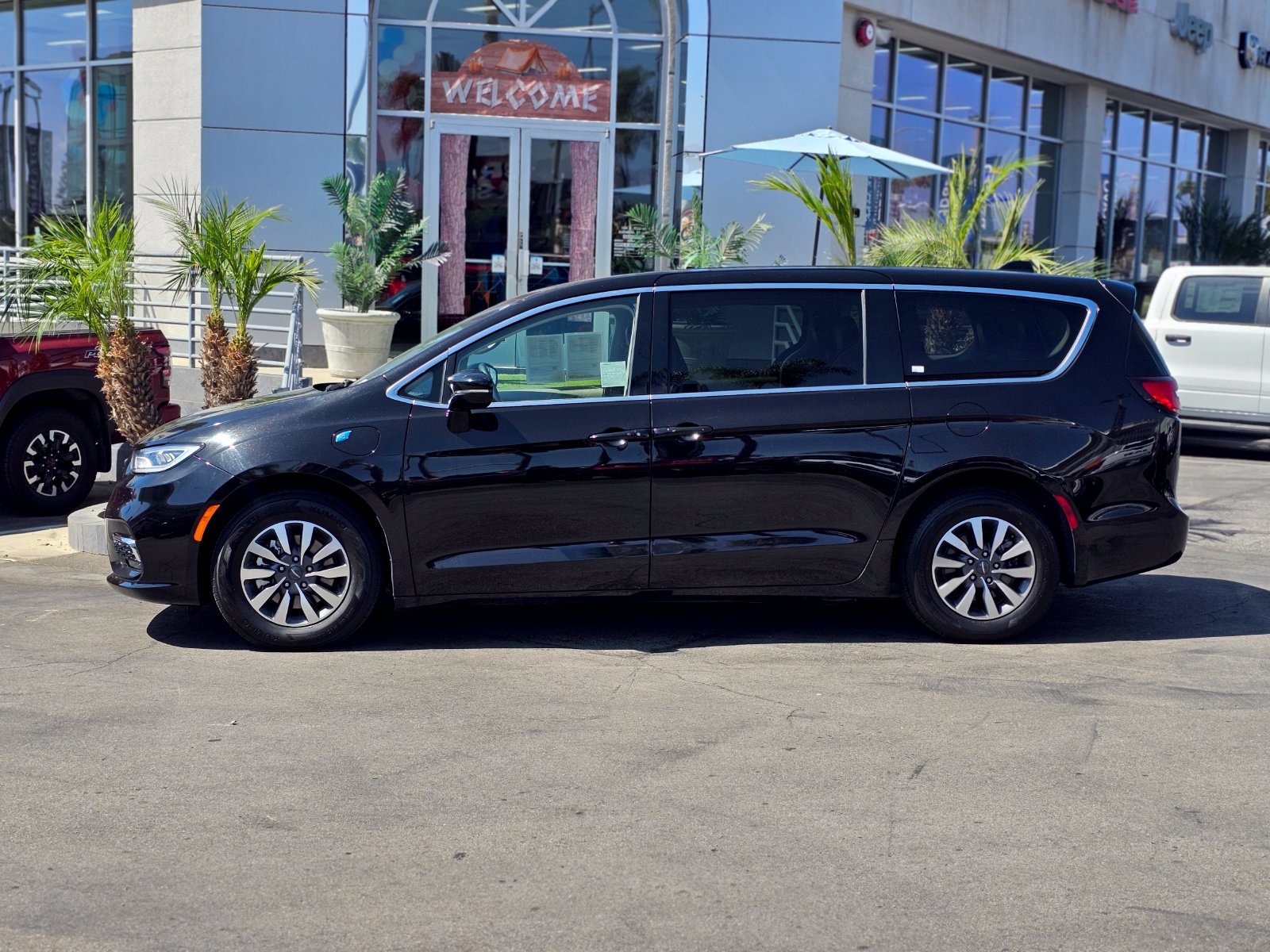 Used 2024 Chrysler Pacifica Limited FWD image 5