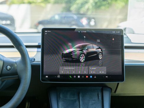 Used 2022 Tesla Model Y Long Range AWD/4WD image 18