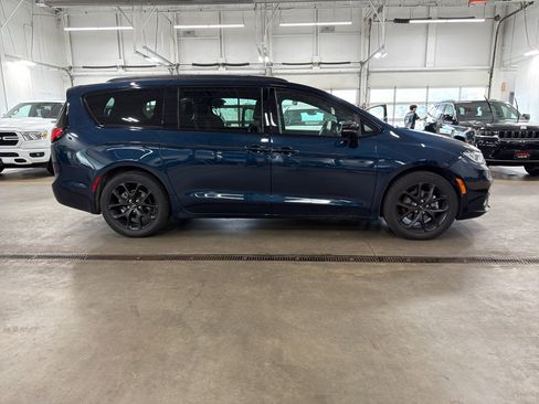 Used 2024 Chrysler Pacifica Limited w/ S Appearance Package FWD image 4