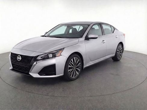 Used 2023 Nissan Altima 2.5 SV FWD image 3