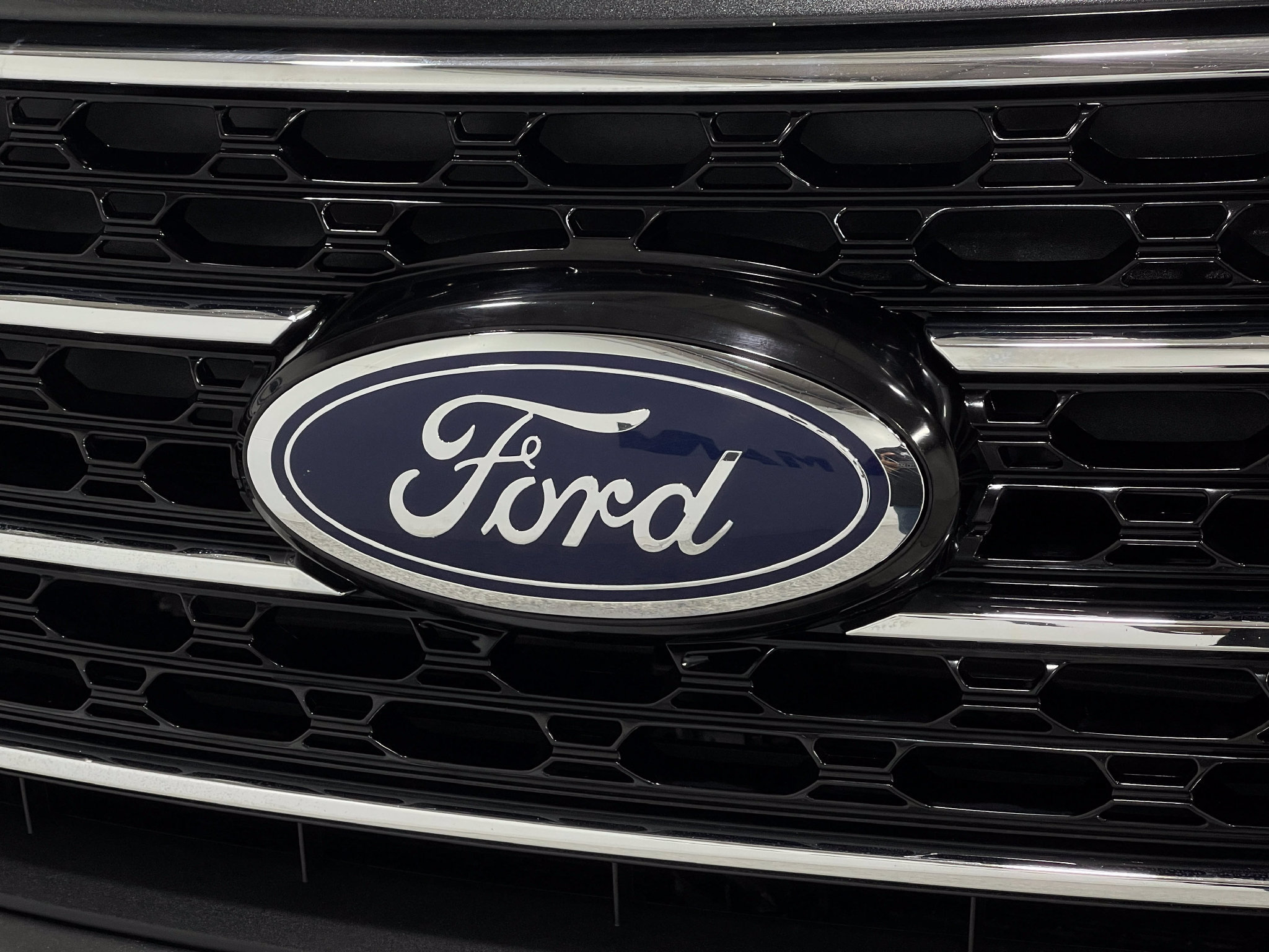 Used 2020 Ford Explorer XLT w/ Equipment Group 202A AWD/4WD image 40