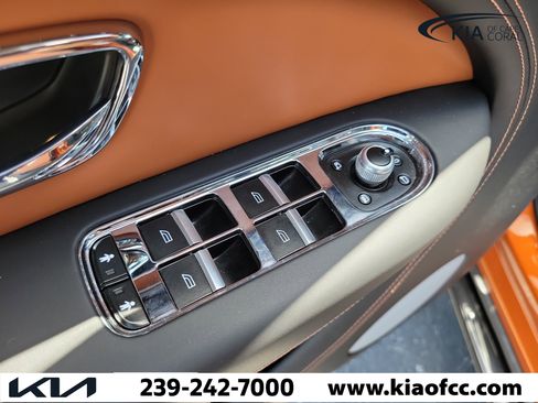 Used 2022 Bentley Bentayga AWD/4WD image 23