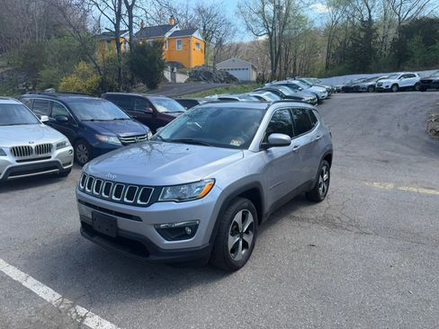 Used 2017 Jeep Compass Latitude w/ Popular Equipment Group AWD/4WD image 9