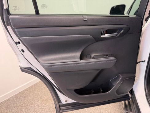 Used 2022 Toyota Highlander XLE image 33