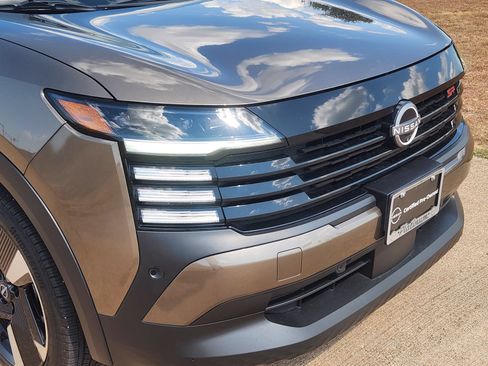 Used 2025 Nissan Kicks SR FWD image 12