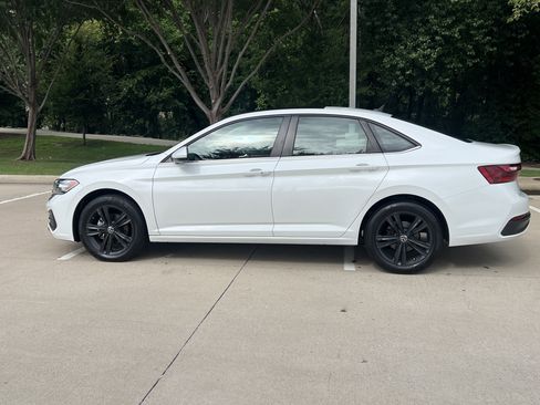 Used 2023 Volkswagen Jetta SE w/ Panoramic Sunroof Package FWD image 7