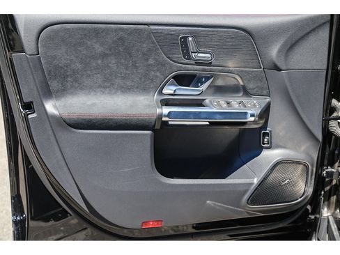 Used 2024 Mercedes-Benz EQB 300 4MATIC image 19