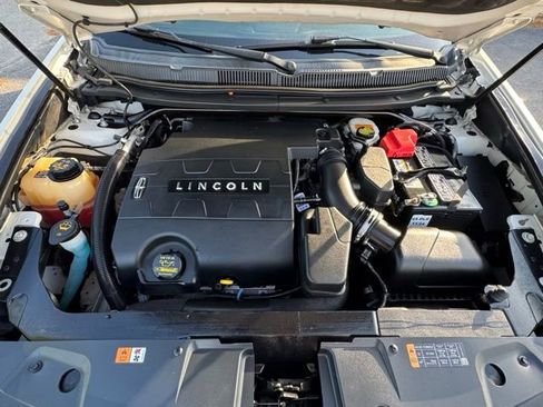 Used 2013 Lincoln MKT FWD image 2