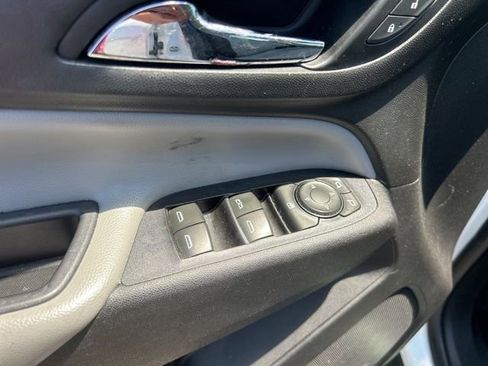 Used 2019 Chevrolet Equinox LS FWD image 12