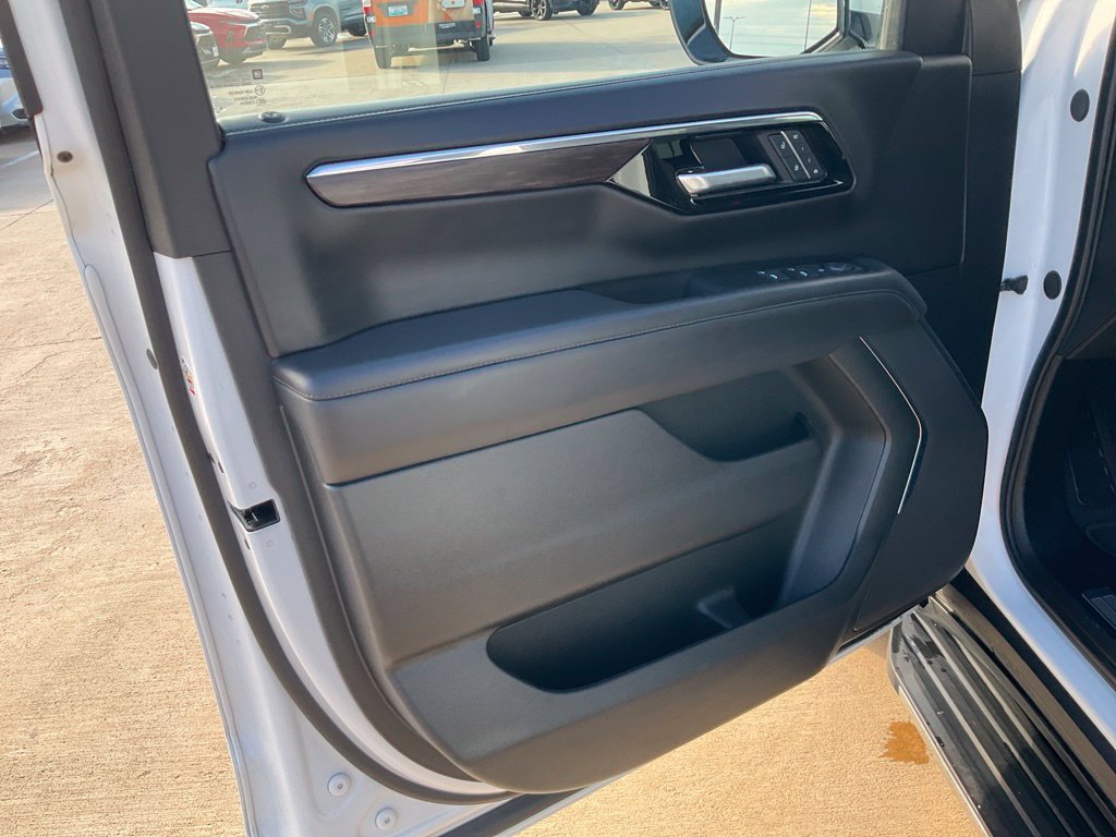 Used 2025 Chevrolet Tahoe LT AWD/4WD image 4
