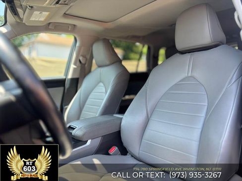 Used 2021 Toyota Highlander XLE AWD/4WD image 14