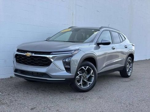 Used 2025 Chevrolet Trax LT FWD image 1