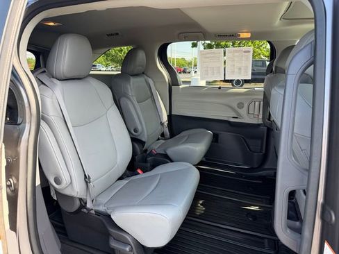 Used 2023 Toyota Sienna XLE FWD image 19